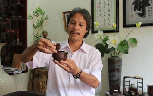 Nghệ nhân Vương Mạnh Tuấn đang giới thiệu về bộ ấm tử sa
